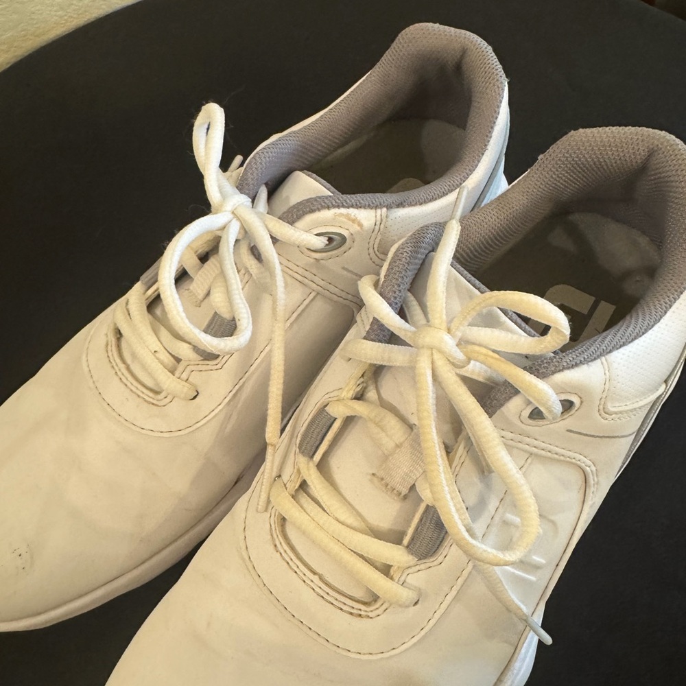 FootJoy Men’s / boys golf shoes size 8. White and gray. Great condition